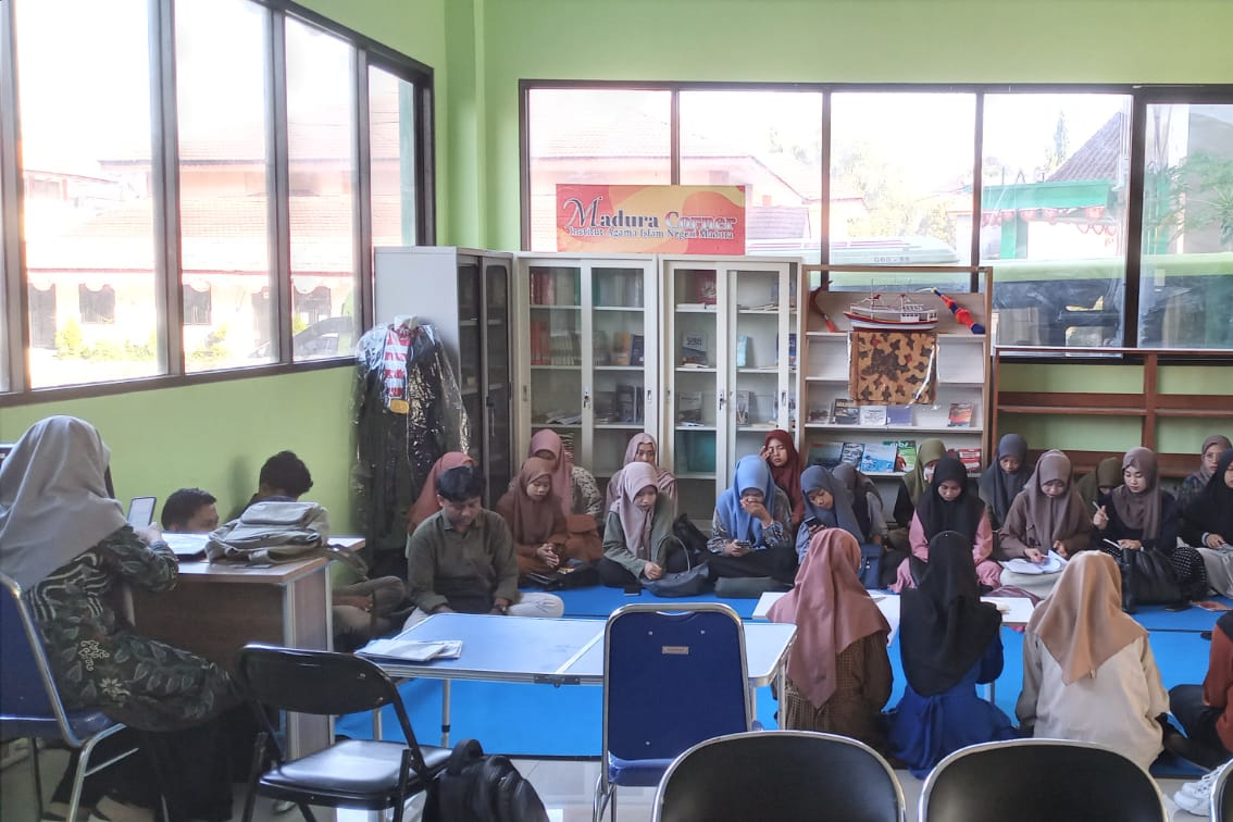 Mahasiswa Prodi PGMI Berdiskusi tentang Pendidikan Multikultural dan Moderasi Beragama di Perpustakaan