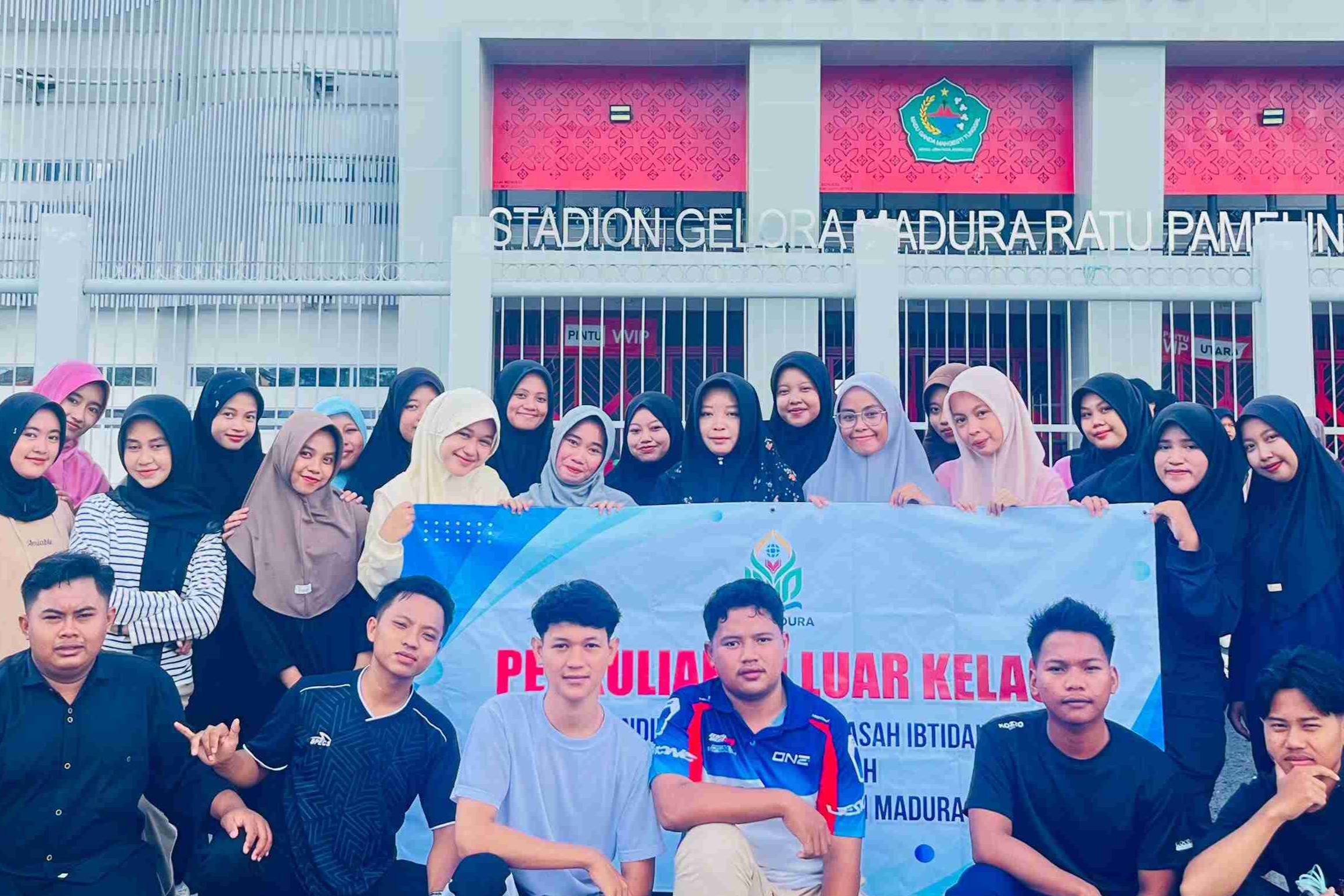 Bangun Semangat Sportivitas dan Kreativitas, Mahasiswa PGMI Kelas B UIN Madura Gelar PLK Penjaskes di Stadion Gelora Madura Ratu Pamelingan