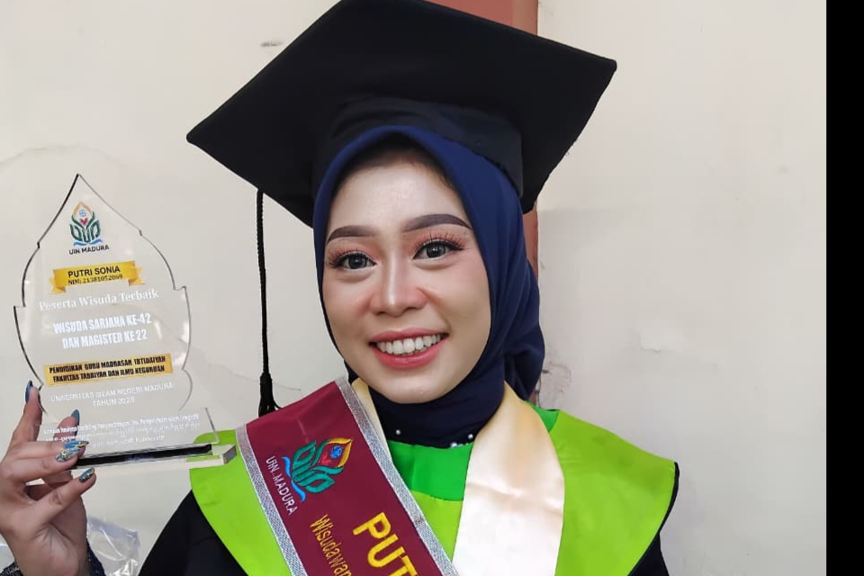 Putri Sonia Raih Predikat Wisudawan Terbaik Prodi PGMI FTIK UIN Madura pada Wisuda Sarjana ke-42