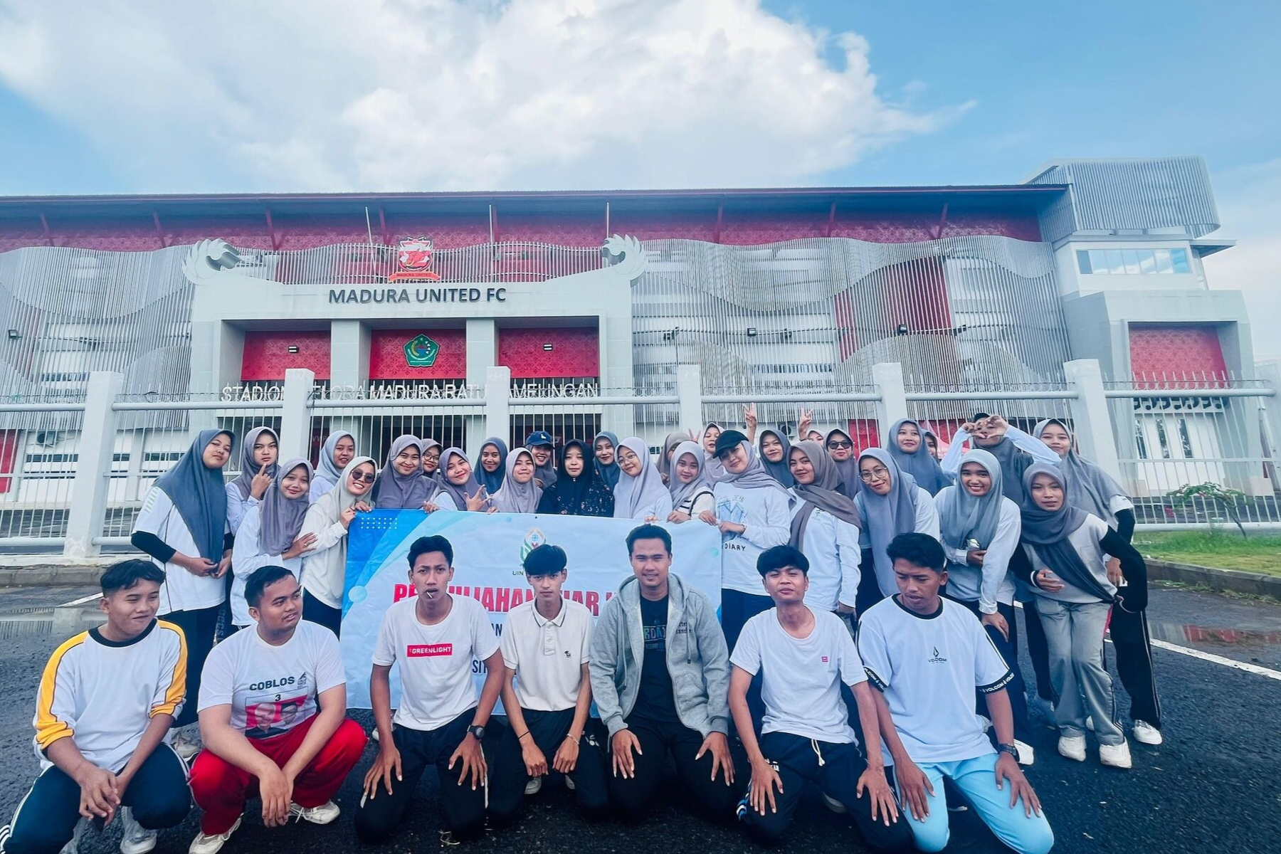Mahasiswa PGMI UIN Madura Terapkan Konsep Dasar Penjaskes Melalui PLK di Stadion Gelora Madura Ratu Pamelingan