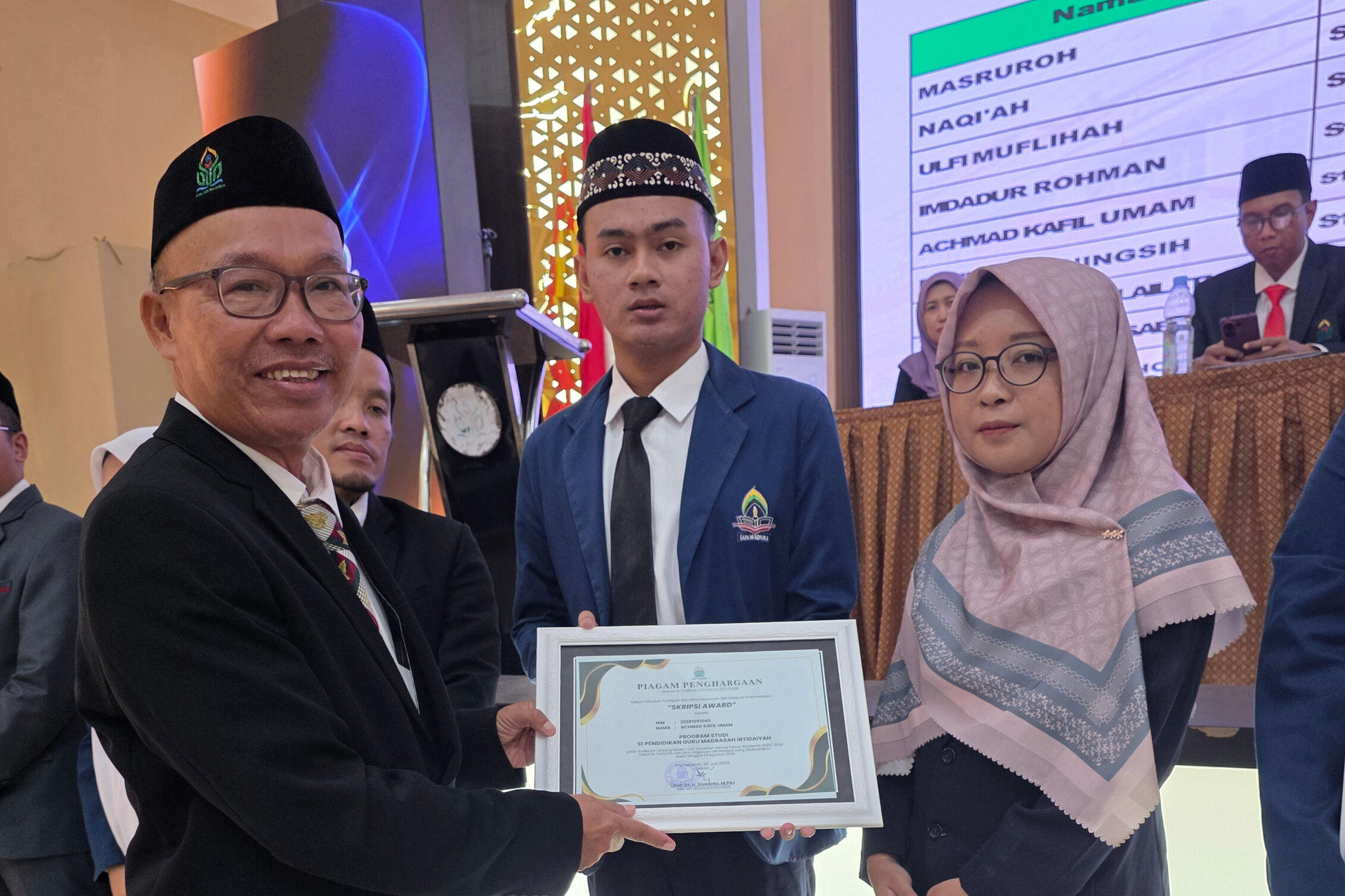 Achmad Kafil Umam Raih Skripsi Award Prodi PGMI pada Yudisium Semester Genap 2025/2026