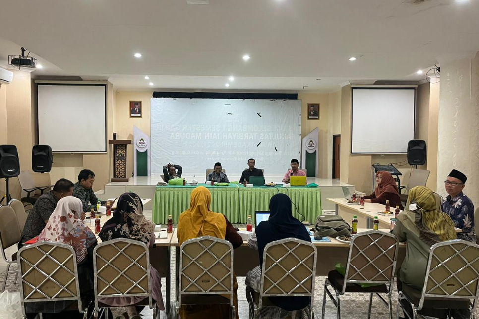 UPAYA PENINGKATAN KUALITAS PEMBELAJARAN, PENELITIAN, DAN PENGABDIAN MASYARAKAT: DOSEN PGMI ADAKAN RAPAT BERSAMA